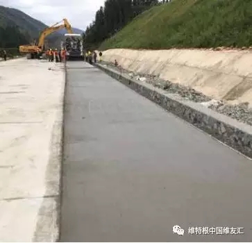 SP 25 一臺機(jī)器即可實現(xiàn)混凝土路面連續(xù)攤鋪作業(yè),穩(wěn)定的機(jī)器性能及高效的生產(chǎn)率, 保證攤鋪作業(yè)的日產(chǎn)量和施工質(zhì)量