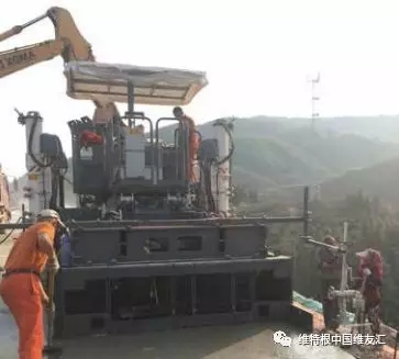 混凝土經(jīng) SP 25 機(jī)身配有的多根高頻振搗棒進(jìn)行振 搗和密實后,由后掛模具一次性擠壓成型,形成密 實度高而且骨料分布均勻的混凝土路面